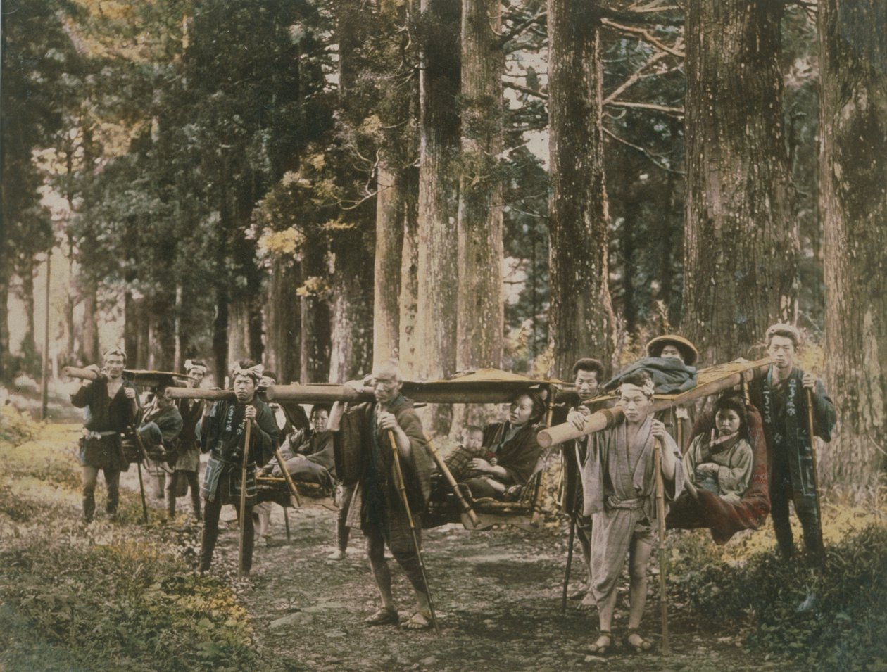 Japanse familie die in draagstoelen wordt vervoerd, ca. 1880s door English Photographer