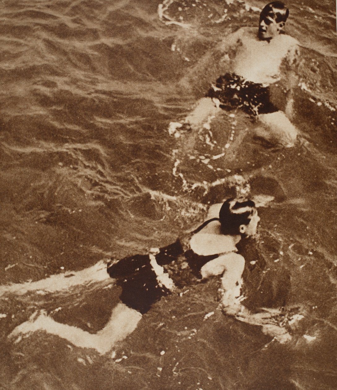 Koning Edward VIII en de hertog van Kent zwemmen aan de Rivièra, 1933 door English Photographer