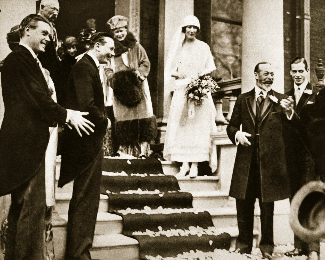 Koning George zwaait afscheid naar prinses Maud, dochter van de prinses Royal, terwijl ze vertrekt voor haar huwelijksreis met Lord Carnegie, 1923 door English Photographer