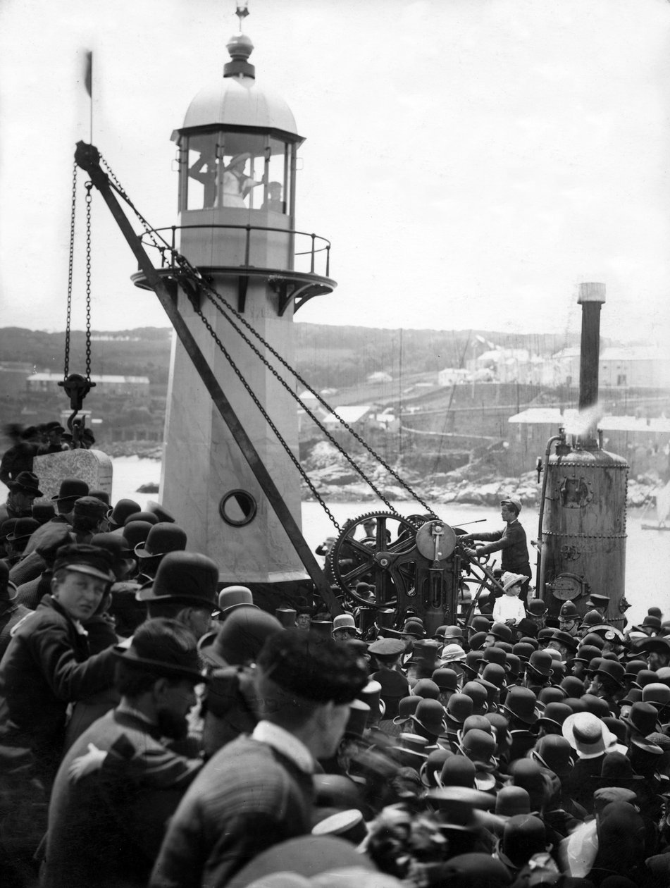 Het Leggen van de Laatste Steen van de Uitbreiding van Smeatons Pier, 1890 door English Photographer