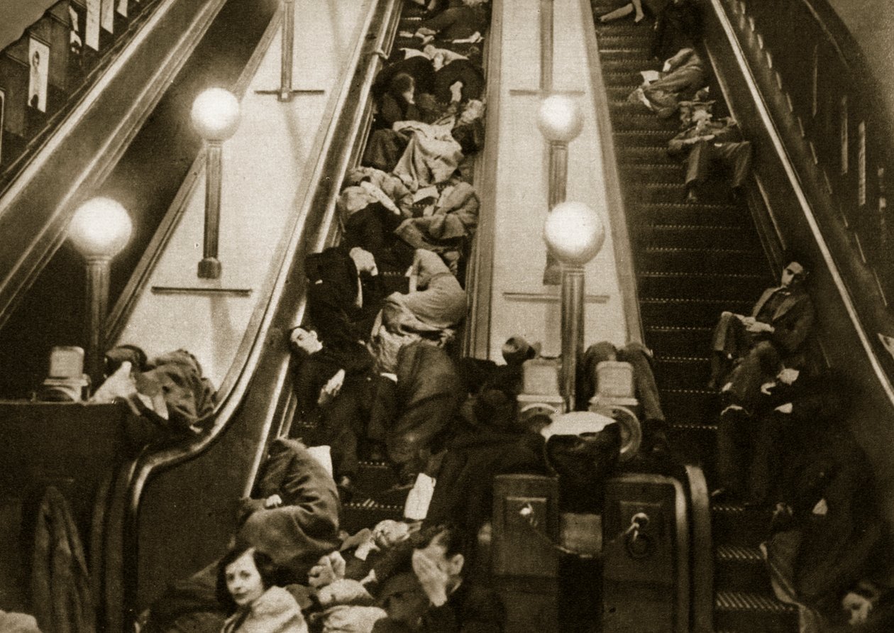 Londenaren zoeken beschutting tegen de bommen in de metro, 1940 door English Photographer