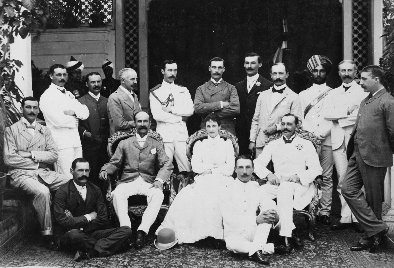 Lord en Lady Lansdowne en Personeel bij de Onderkoninklijke Lodge, Shimla, ca. 1888-94 door English Photographer