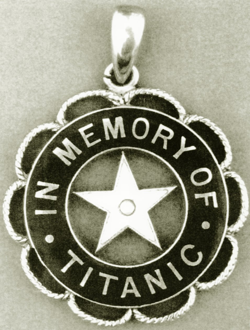 Medaille gegeven door White Star Line aan overlevenden van de Titanic-ramp door English Photographer