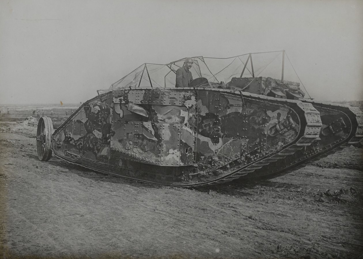Mk 1 tank tijdens training in Elveden, Suffolk, 1916 door English Photographer