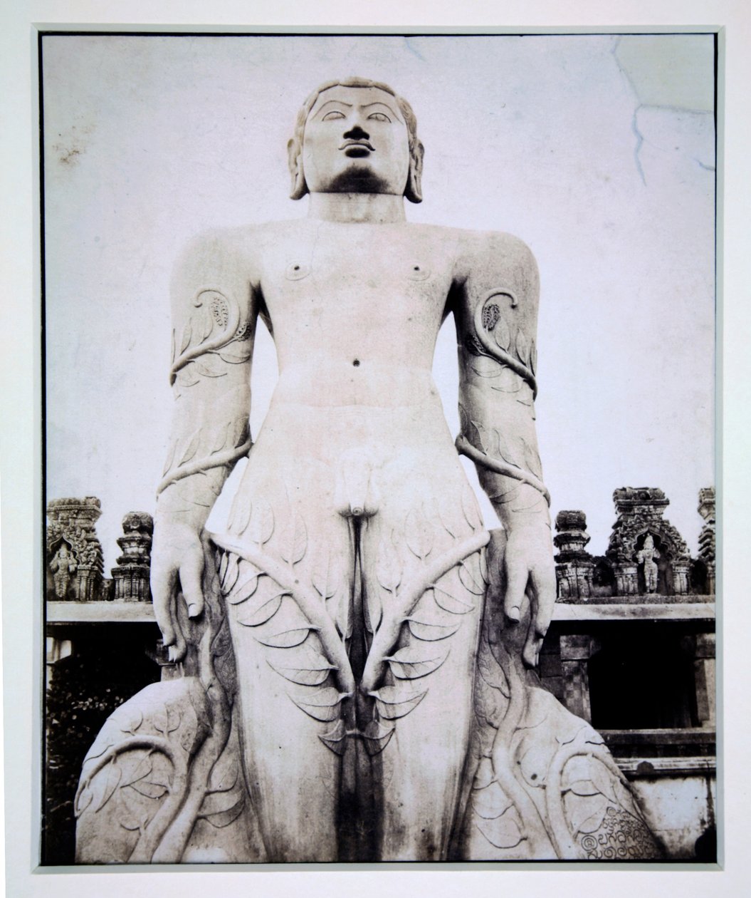 Monolithisch standbeeld van Gommateshvara, Stravana Belgola, ca. 1855 door English Photographer
