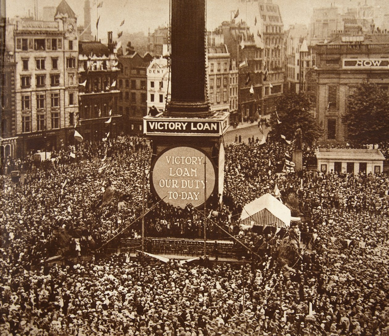 Oud en Nieuw, Trafalgar Square, 1919. De Victory Loan was een obligatie-uitgifte om de kosten van de Eerste Wereldoorlog te helpen betalen; Het haalde miljoenen op in drie dagen; Het totaal opgehaalde bedrag was miljoenen; 700 door English Photographer