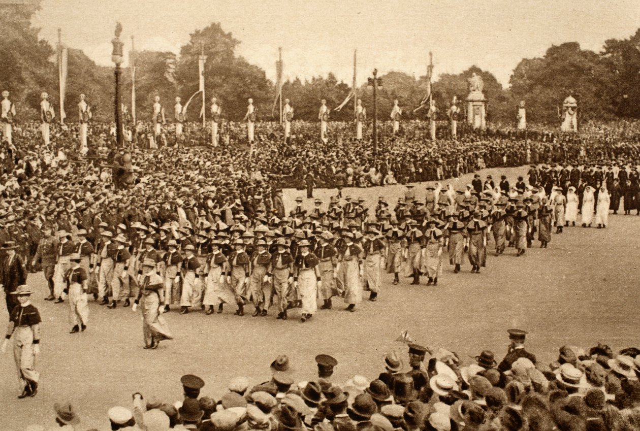 Verpleegsterscontingenten in de grote Overwinningsmars van geallieerde troepen door Londen, 1919 door English Photographer