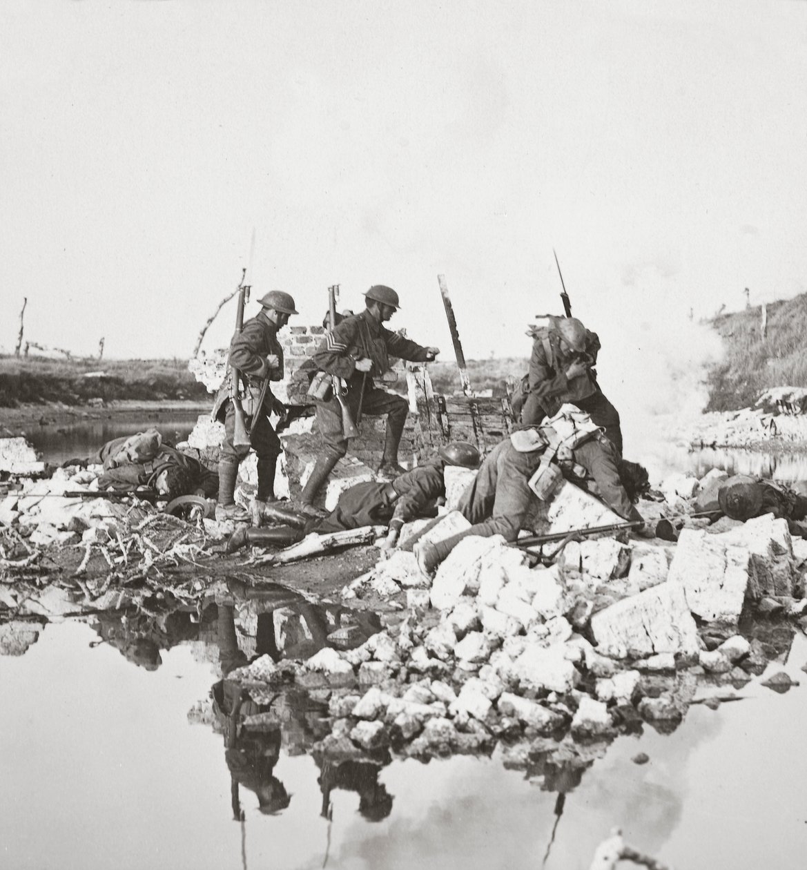 Onze onverschrokken mannen vechten tegen grote kansen, mijnen de bruggen en trekken zich terug over het Crozat-kanaal, 1918 door English Photographer