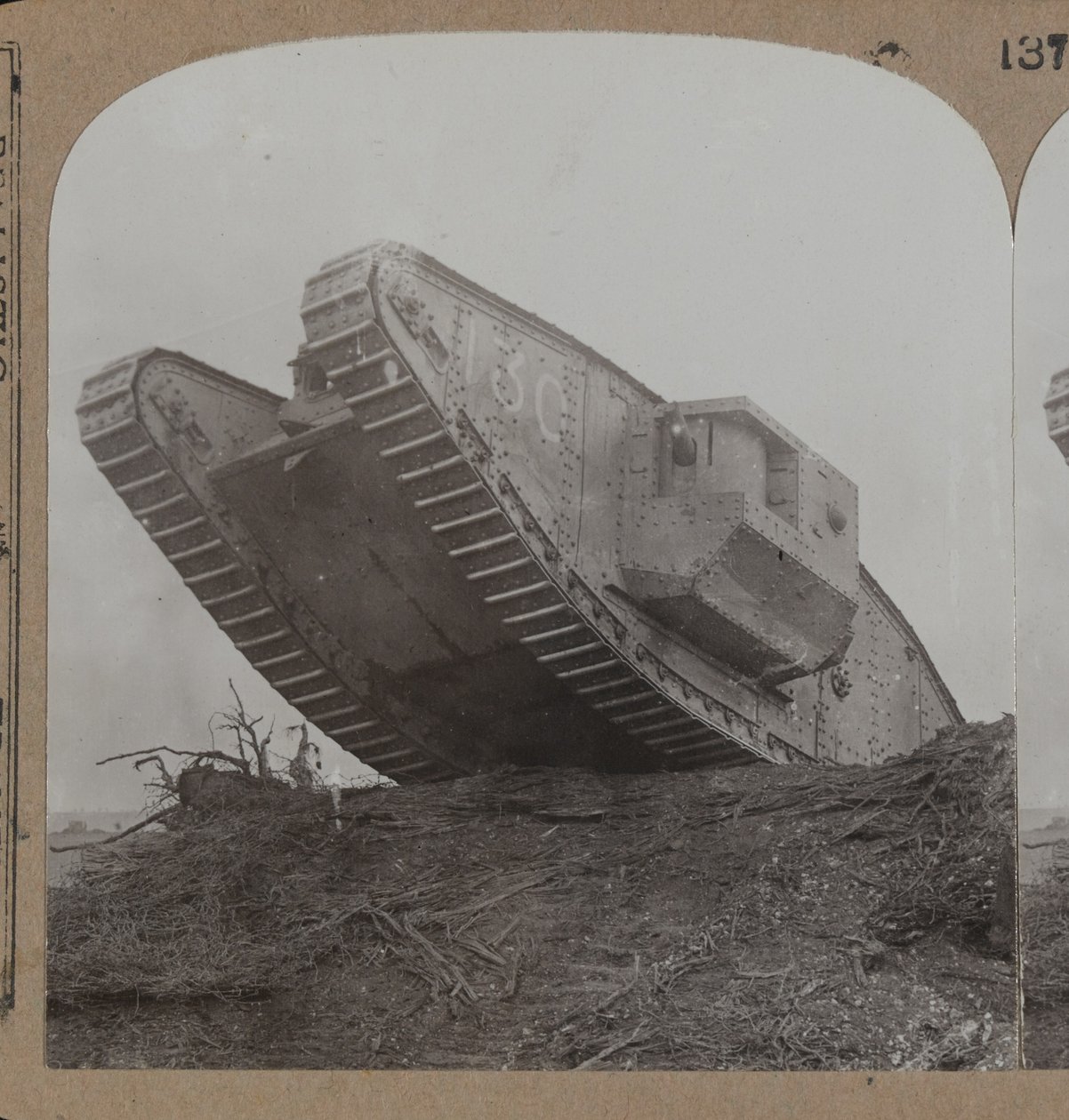 Onze monstertanks breken de riemen van prikkeldraad en verrassen de Hun volledig bij Cambrai, 1914-18 door English Photographer