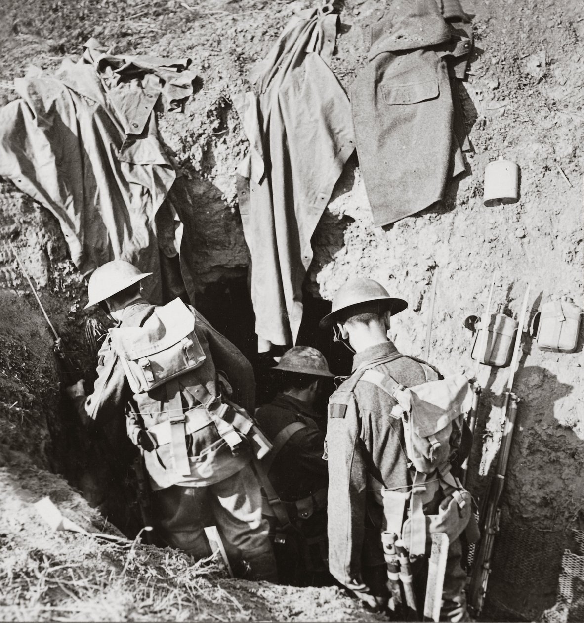 Onze troepen maken gebruik van een Jerry-dugout veroverd in de Grote Geallieerde Vooruitgang in Bayaume, augustus 1918 door English Photographer