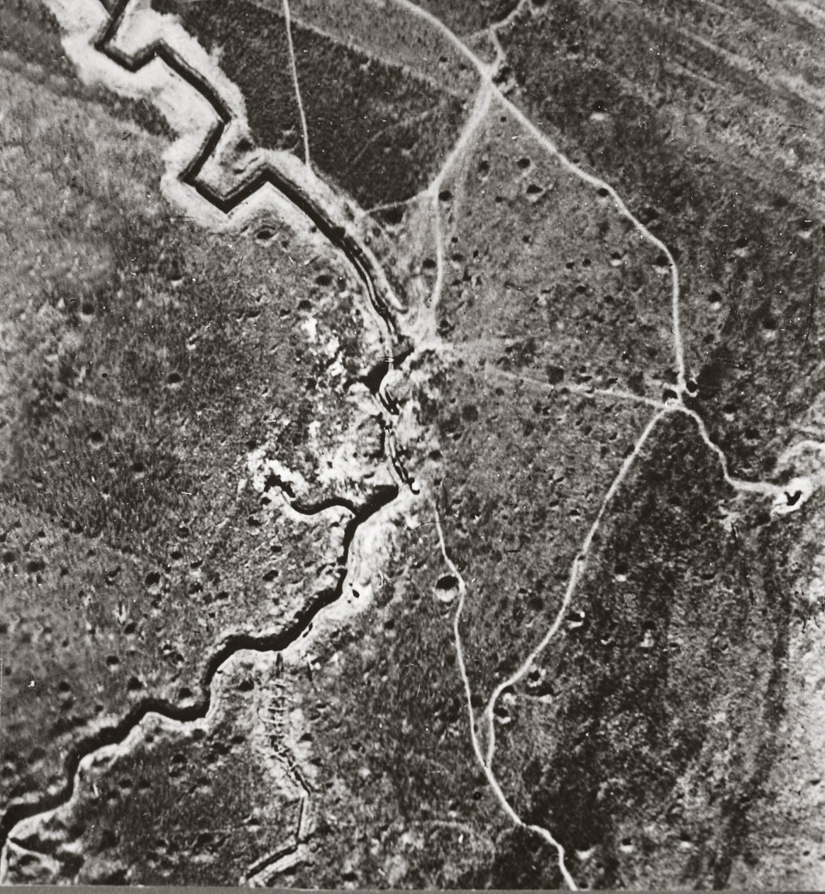 Boven de Duitse linies, met diepe loopgraven, mijnkraters en met granaten bezaaid terrein door English Photographer