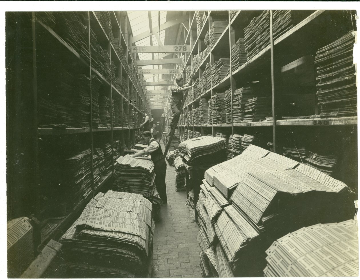 Deel van de Jacquard kaartkamer, tapijtfabriek, 1923 door English Photographer
