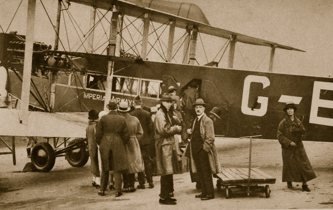Passagiers gaan aan boord voor Parijs met een vliegtuig van Imperial Airways door English Photographer