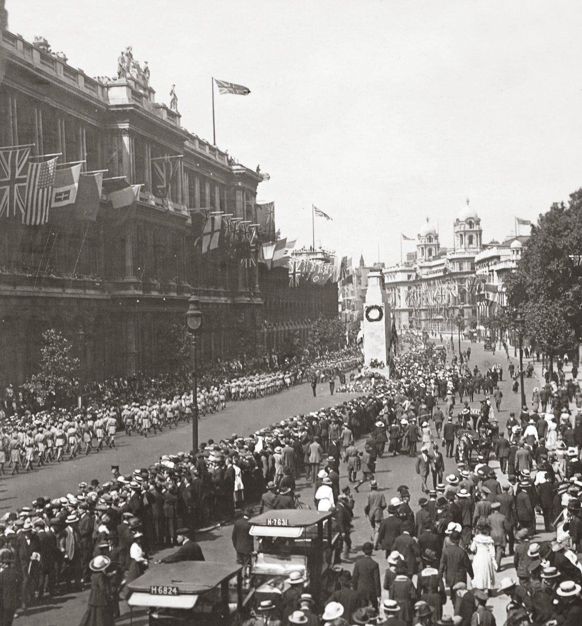 Vredesprocessie van Indiase troepen die de Onbekende Soldaat groeten bij het Cenotaaf, Whitehall, 19 juli 1919 door English Photographer