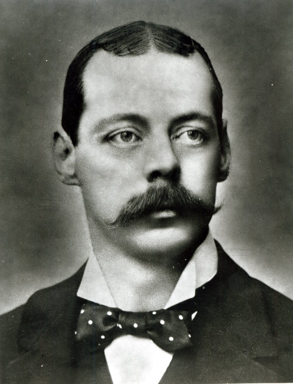 Portret van Randolph Churchill door English Photographer