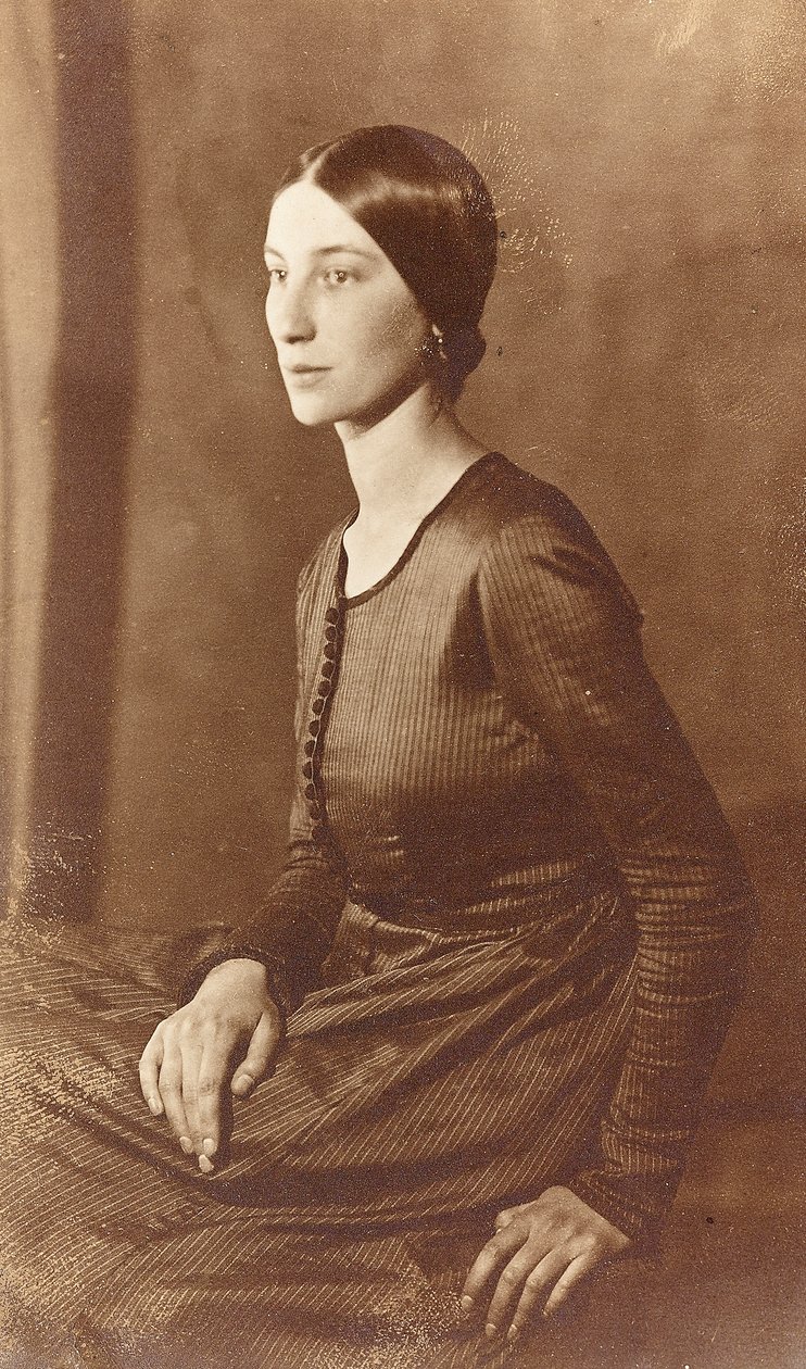 Portret van Winifred Knights door English Photographer