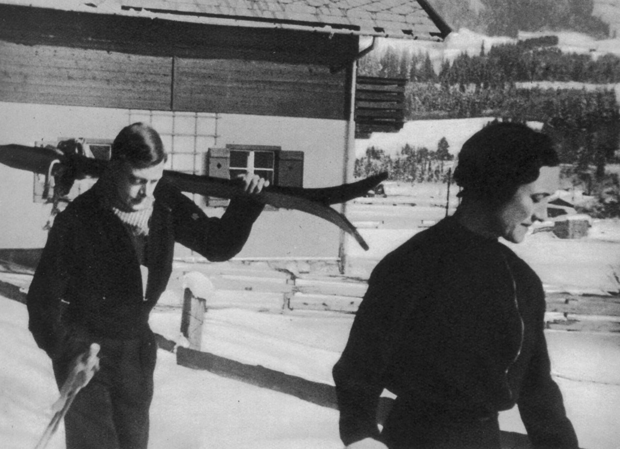 Prins Edward en Wallis Warfield Simpson op een skivakantie, 1936 door English Photographer