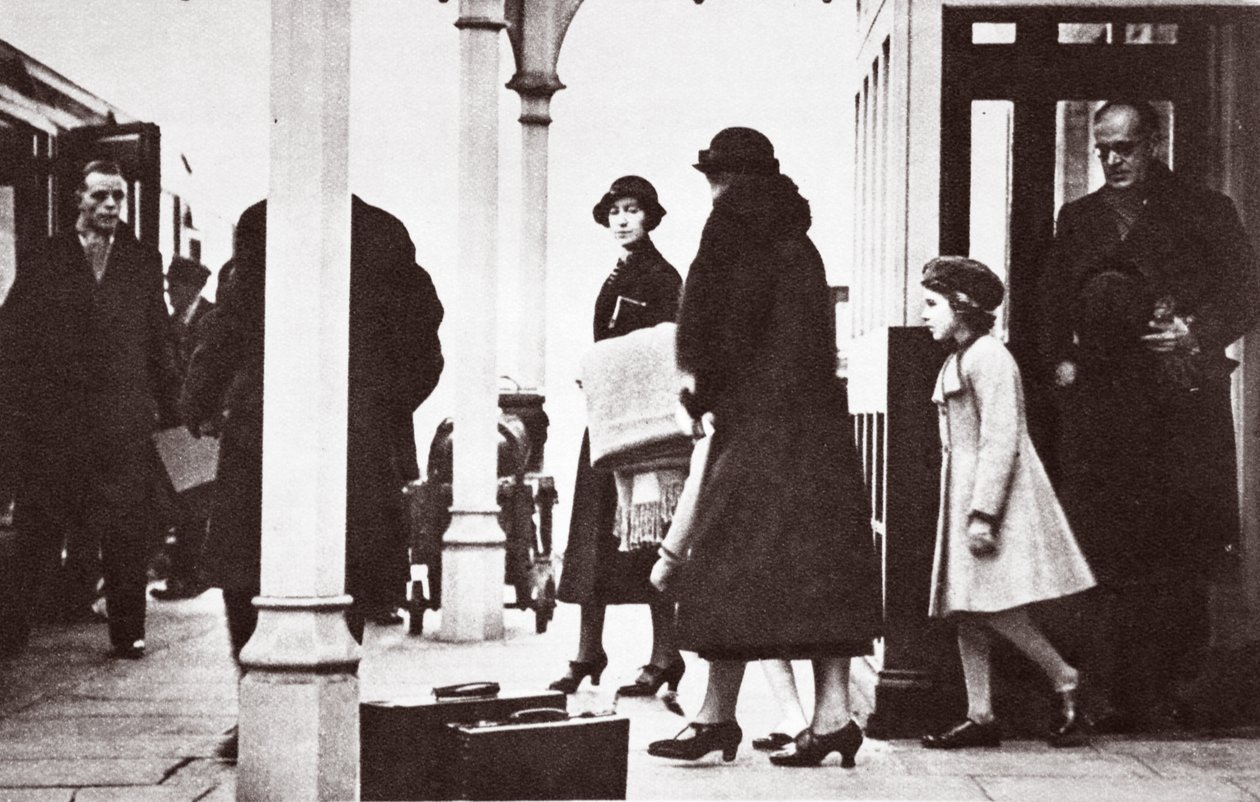 Prinses Elizabeth en Prinses Margaret Rose terugkerend naar Londen, januari 1936 door English Photographer
