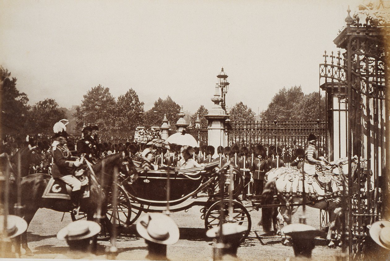 Koningin Victoria (1819-1901) rijdt door centraal Londen tijdens haar Gouden Jubileumvieringen, 1887 door English Photographer