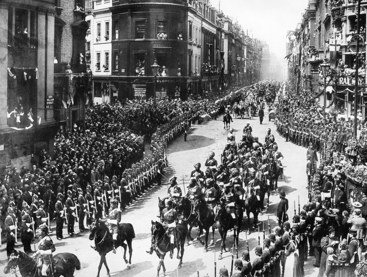 Diamanten Jubileumprocessie van Koningin Victoria door King William Street, 1897 door English Photographer
