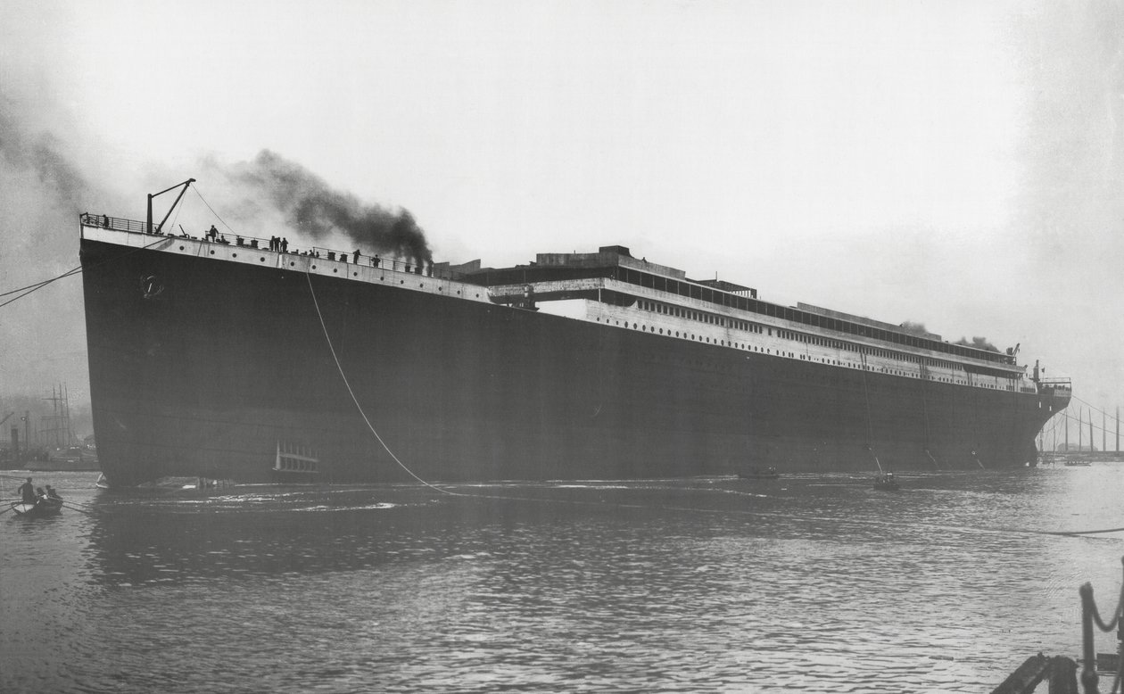 RMS Titanic te water gelaten: Titanic voor het eerst drijvend, maar zonder motoren, ketels, machines en uitrusting, 31 mei 1911 door English Photographer