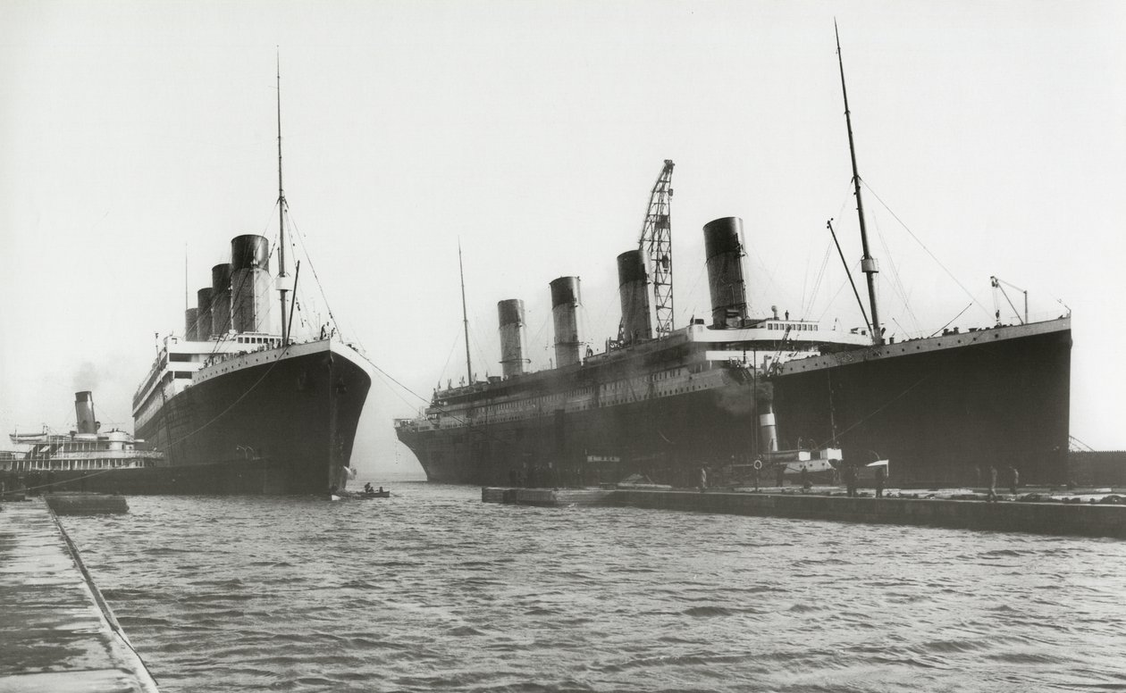 RMS Titanic wordt uit het droogdok verplaatst om haar zusterschip, RMS Olympic, een propeller te laten vervangen, 6 maart 1912 door English Photographer