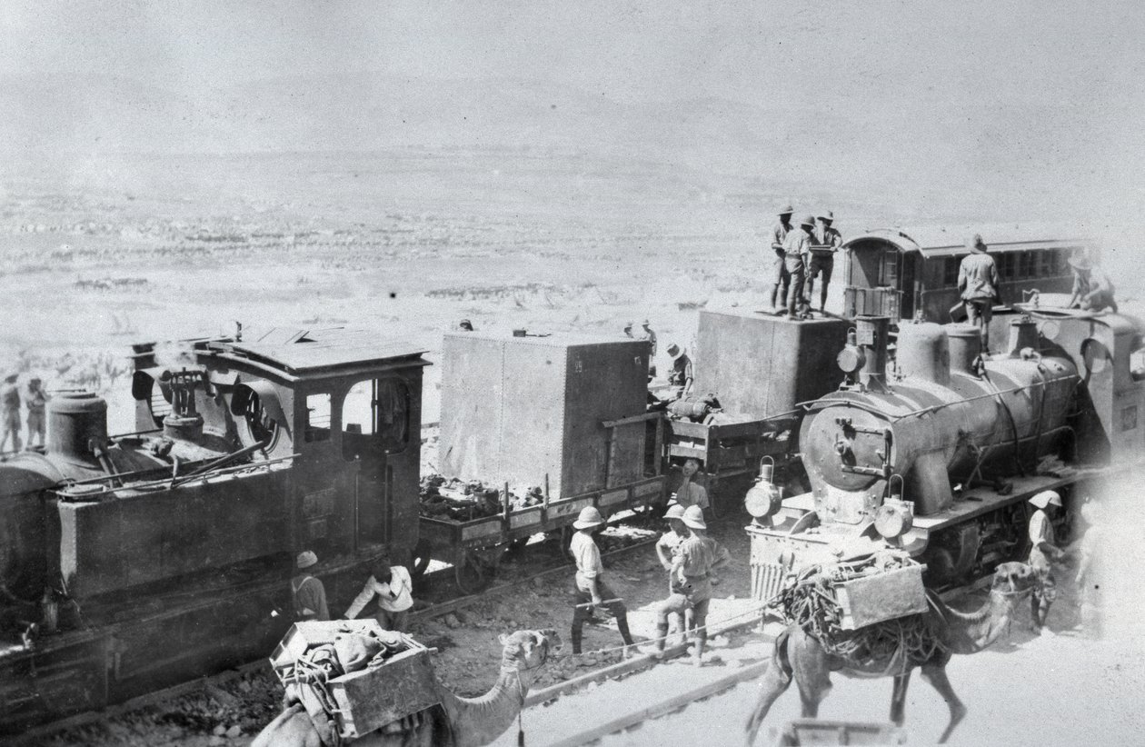 Spoorweglocomotieven met bevoorradingskamelen in Mesopotamië tijdens de Eerste Wereldoorlog, uit een album samengesteld door Lt. Kindom door English Photographer