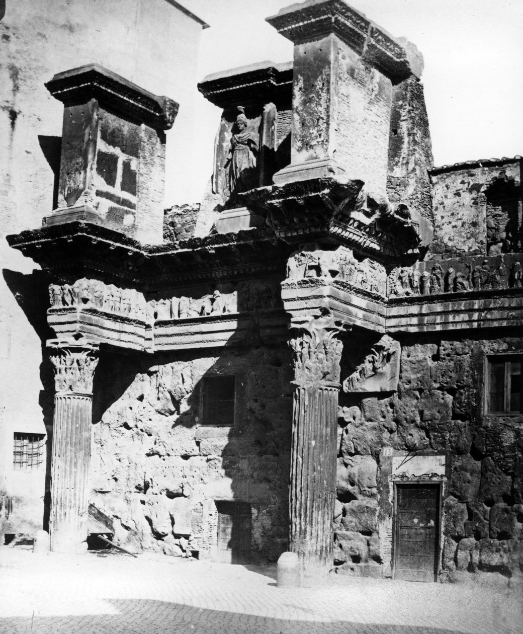 Restanten van het Peristyle van de Tempel van Minerva op het Forum van Nerva, Rome c.1890 door English Photographer