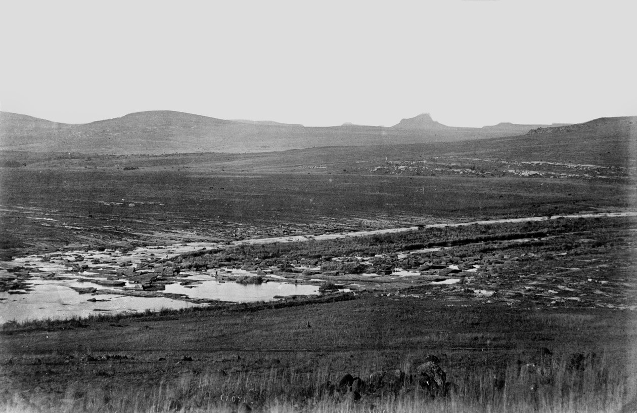 Rorkes Drift met Isandlwana in de verte, 1879 door English Photographer