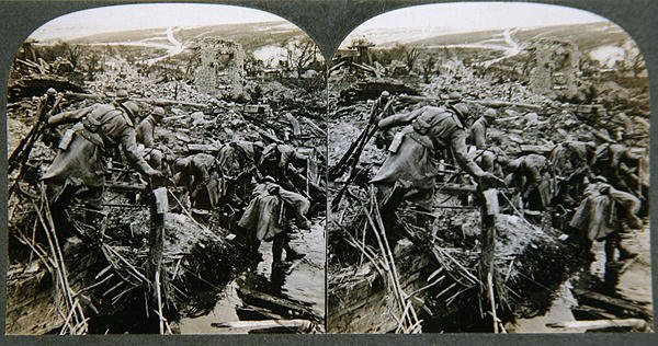Zoeken in de Ruïnes, Ergens in Frankrijk, ca.1914-18 door English Photographer