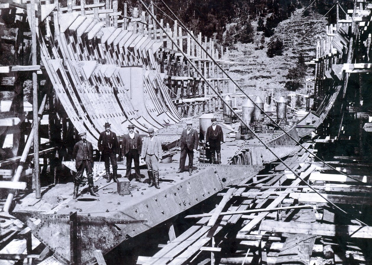 De ijsbrekende veerboot SS Baikal gedeeltelijk ingelijst tijdens heroprichting in Rusland, 1896 door English Photographer