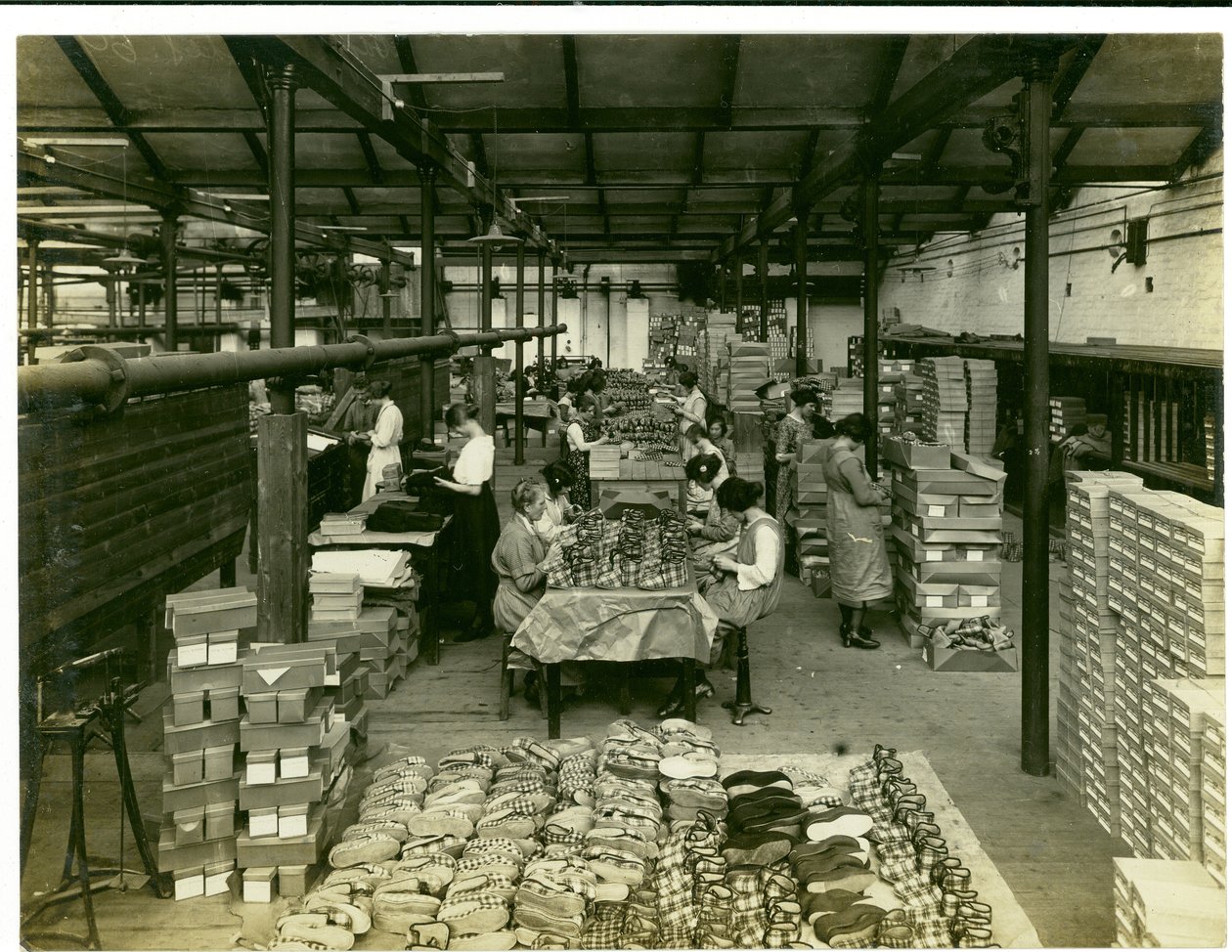 Pantoffelafwerking, Long Meadow, 1923 door English Photographer