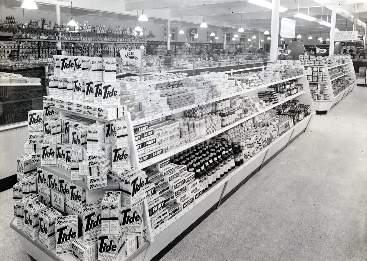 Zeep poeder gang, Woolworths winkel, 1956 door English Photographer
