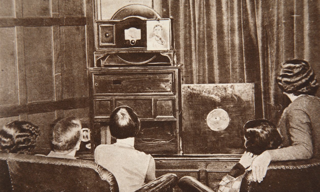 Televisie, ontwikkeld door John L. Baird, werd succesvol uitgezonden (zowel beeld als geluid) in 1930 door English Photographer