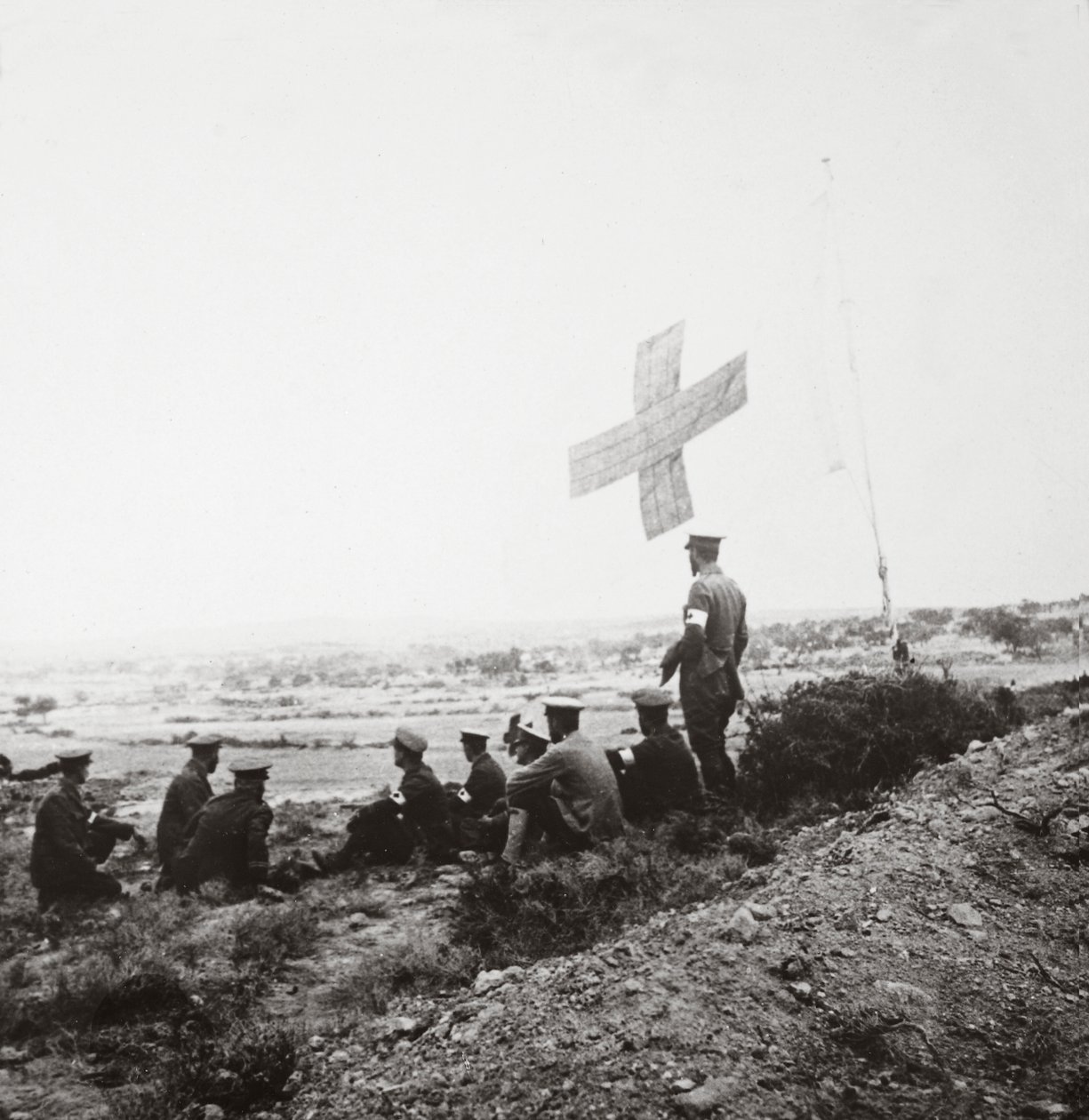 Het Britse Rode Kruis in het veld klaar voor zijn barmhartige taak door English Photographer