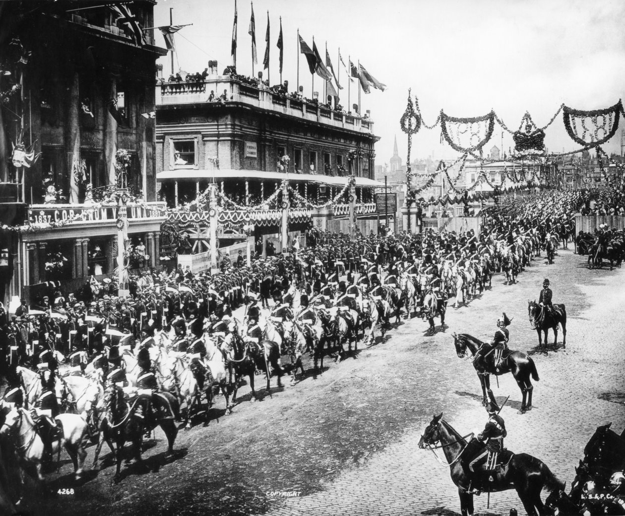 De Diamanten Jubileumparade over de London Bridge, 1897 door English Photographer
