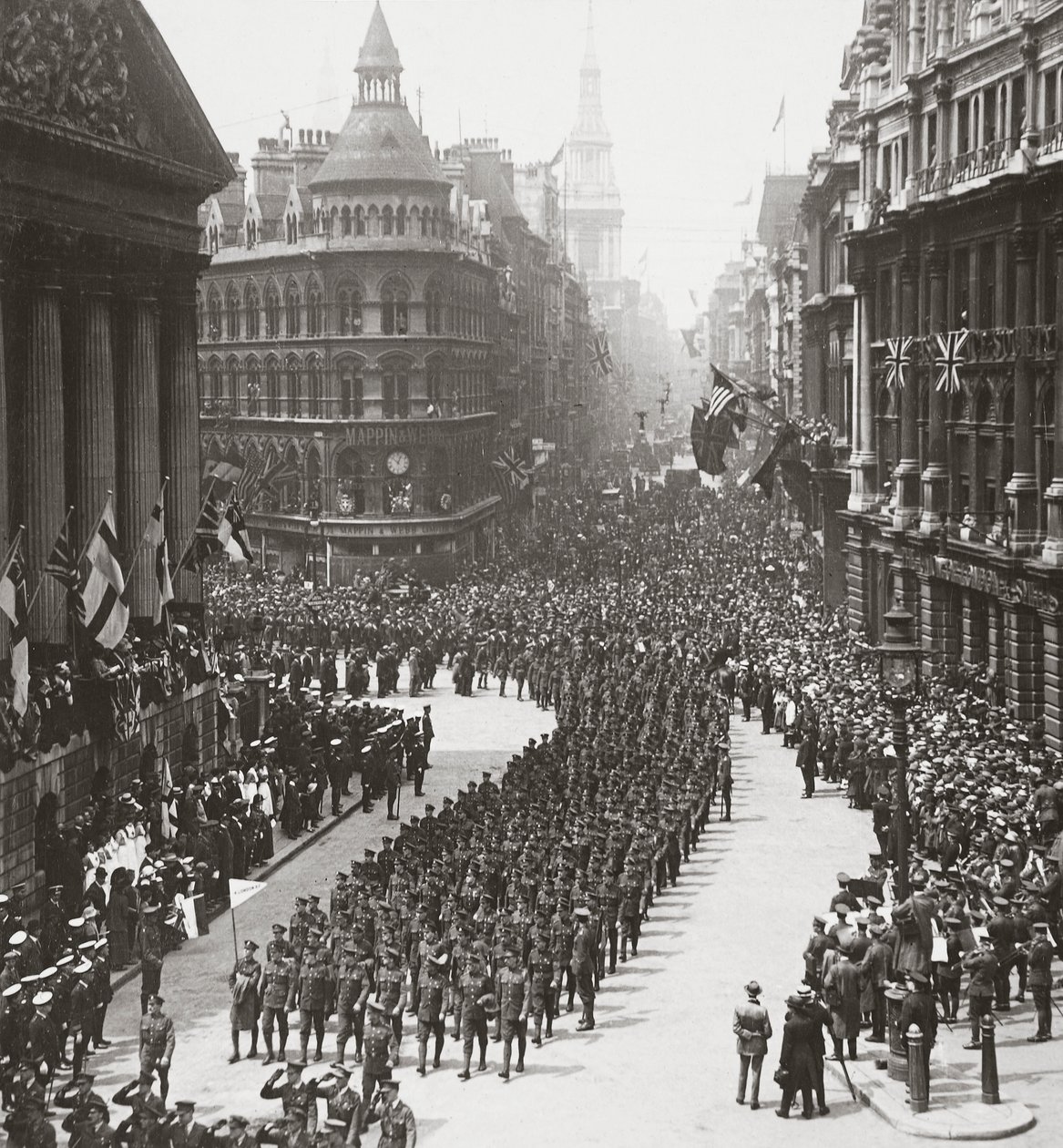Het rijk brengt hulde aan zijn zegevierende krijgers op Vredesdag - de burgemeester neemt de groet, 19 juli 1919 door English Photographer