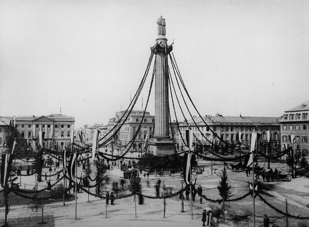 De Luisenplatz, Darmstadt, 30 april 1884 door English Photographer