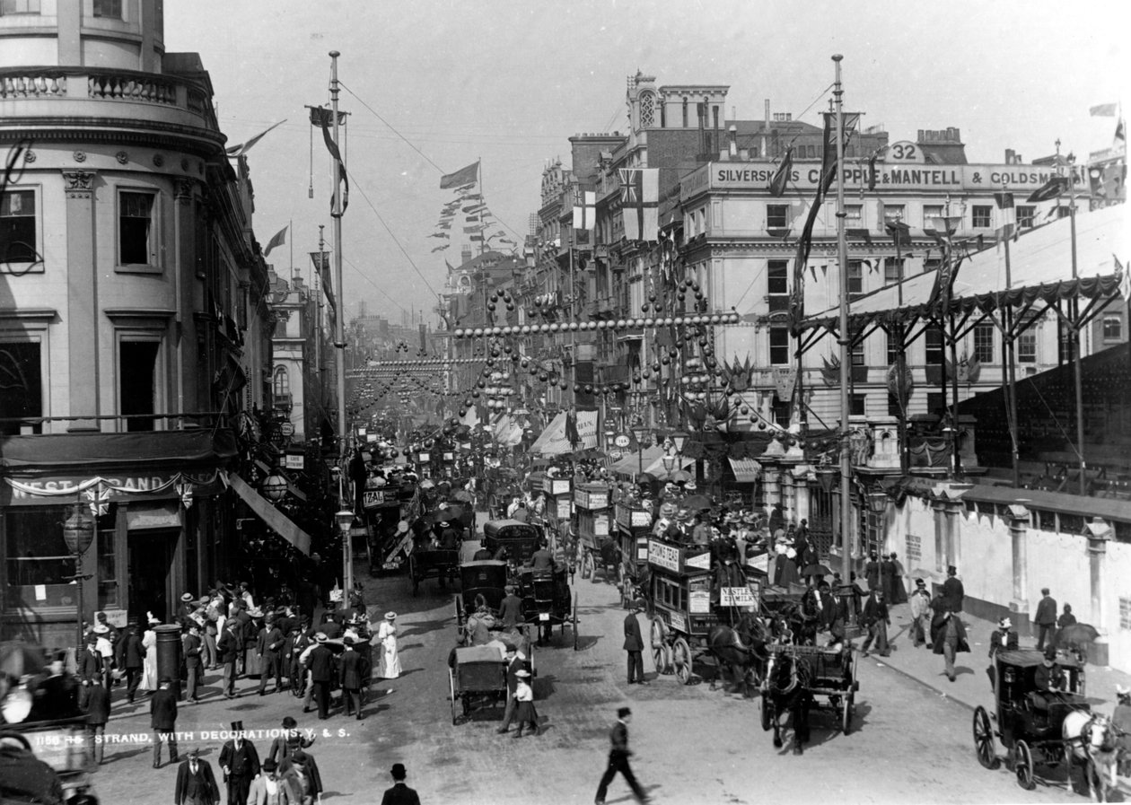 The Strand, Londen met jubileumversieringen, 1897 door English Photographer