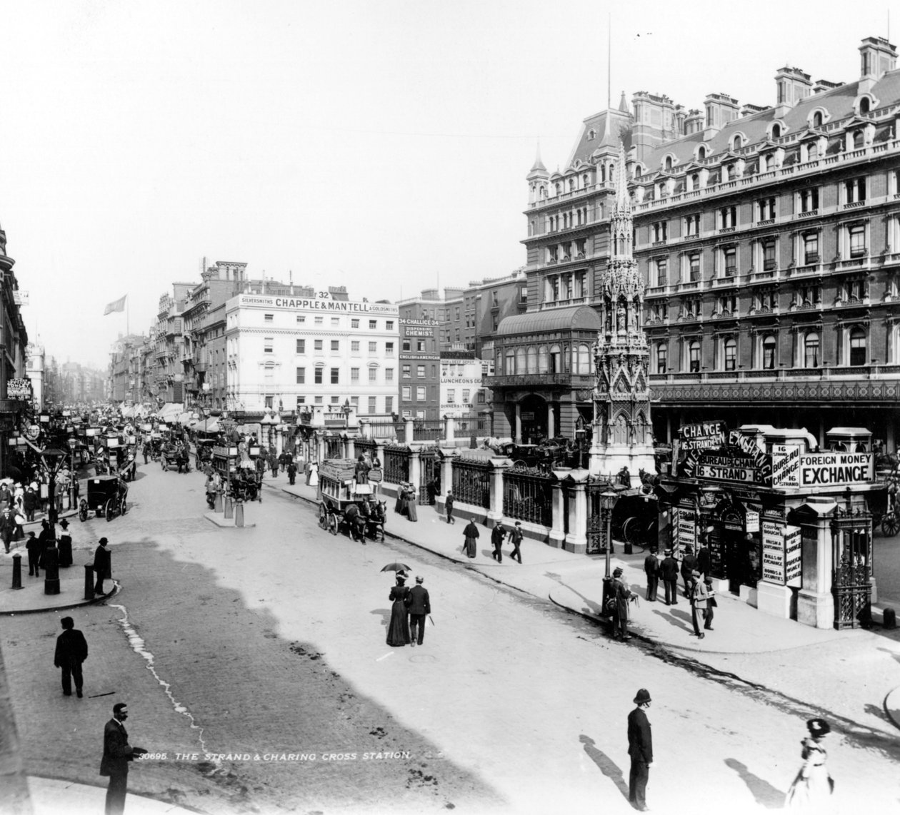 De Strand en Charing Cross Station, Londen, c.1890 door English Photographer