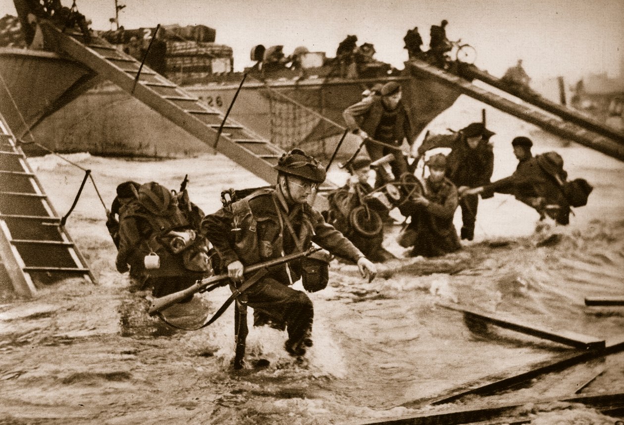 De eerste Britse troepen ontschepen van de speciaal ontworpen landingsladders. In het midden dragen soldaten een scooter, 6 juni 1944 door English Photographer