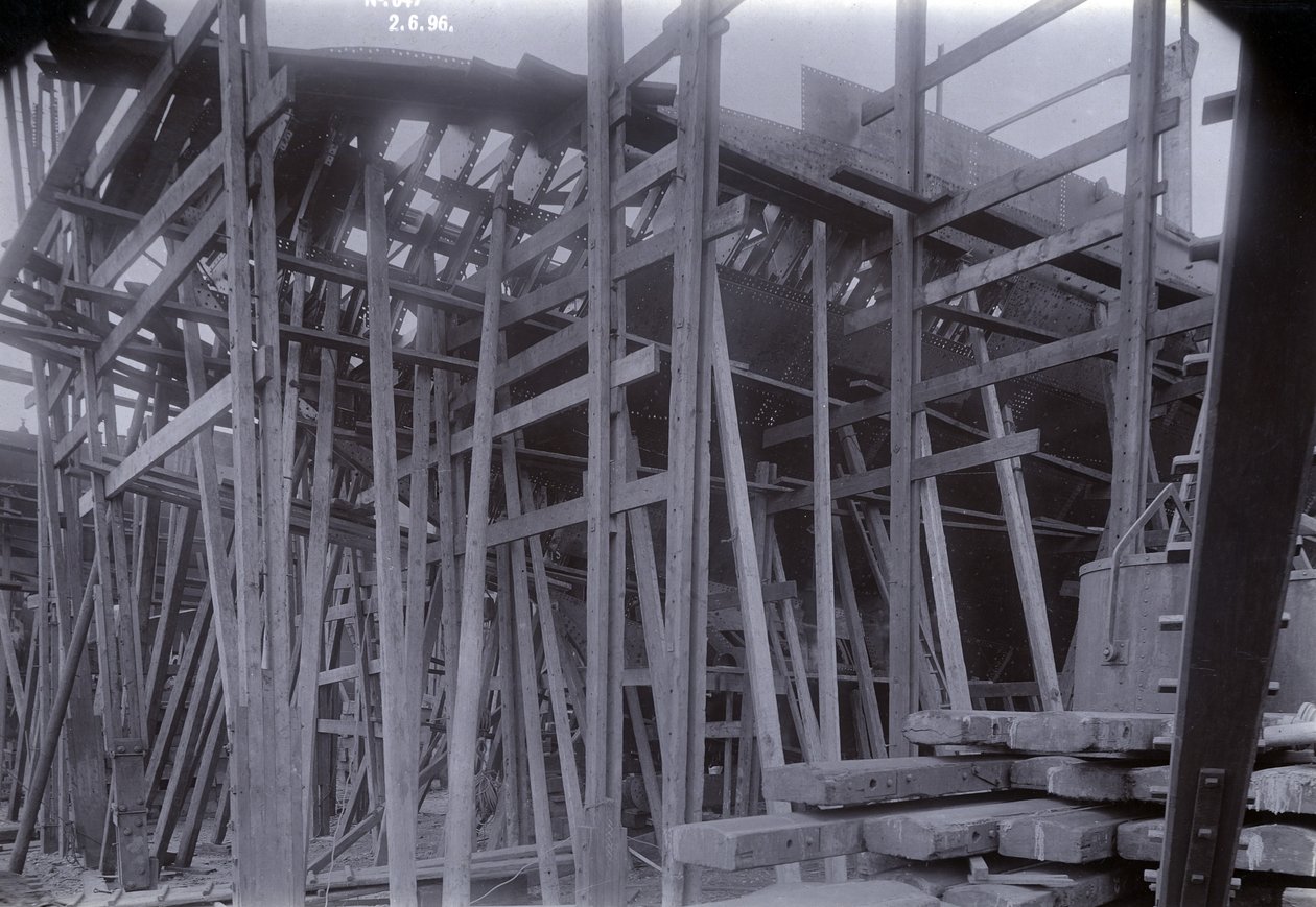 De ijsbrekende treinveerboot SS Baikal in frame tijdens de bouw door Sir W.G. Armstrong Mitchell and Co. Ltd., op de Low Walker scheepswerf, Newcastle upon Tyne in 1896 door English Photographer