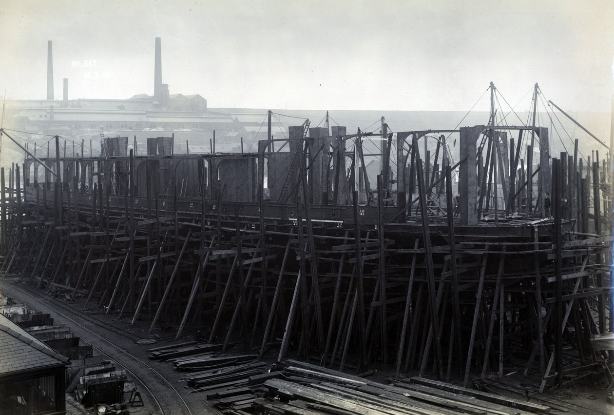De ijsbrekende treinveerboot SS Baikal in frame tijdens de bouw door Sir W.G. Armstrong Mitchell and Co. Ltd., op de Low Walker scheepswerf, Newcastle upon Tyne in 1896 door English Photographer