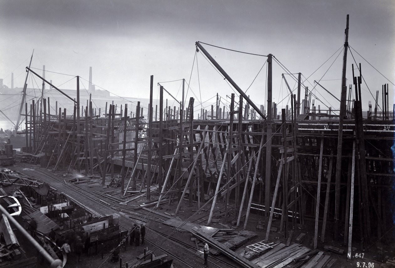 De ijsbrekende treinveerboot SS Baikal in frame tijdens de bouw door Sir W.G. Armstrong Mitchell and Co. Ltd., op de Low Walker scheepswerf, Newcastle upon Tyne in 1896, Yard No. 647, Baikalmeer door English Photographer