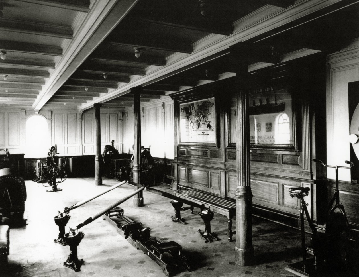 De fitnessruimte aan boord van de Titanic met roeimachines en hometrainers, 1912 door English Photographer