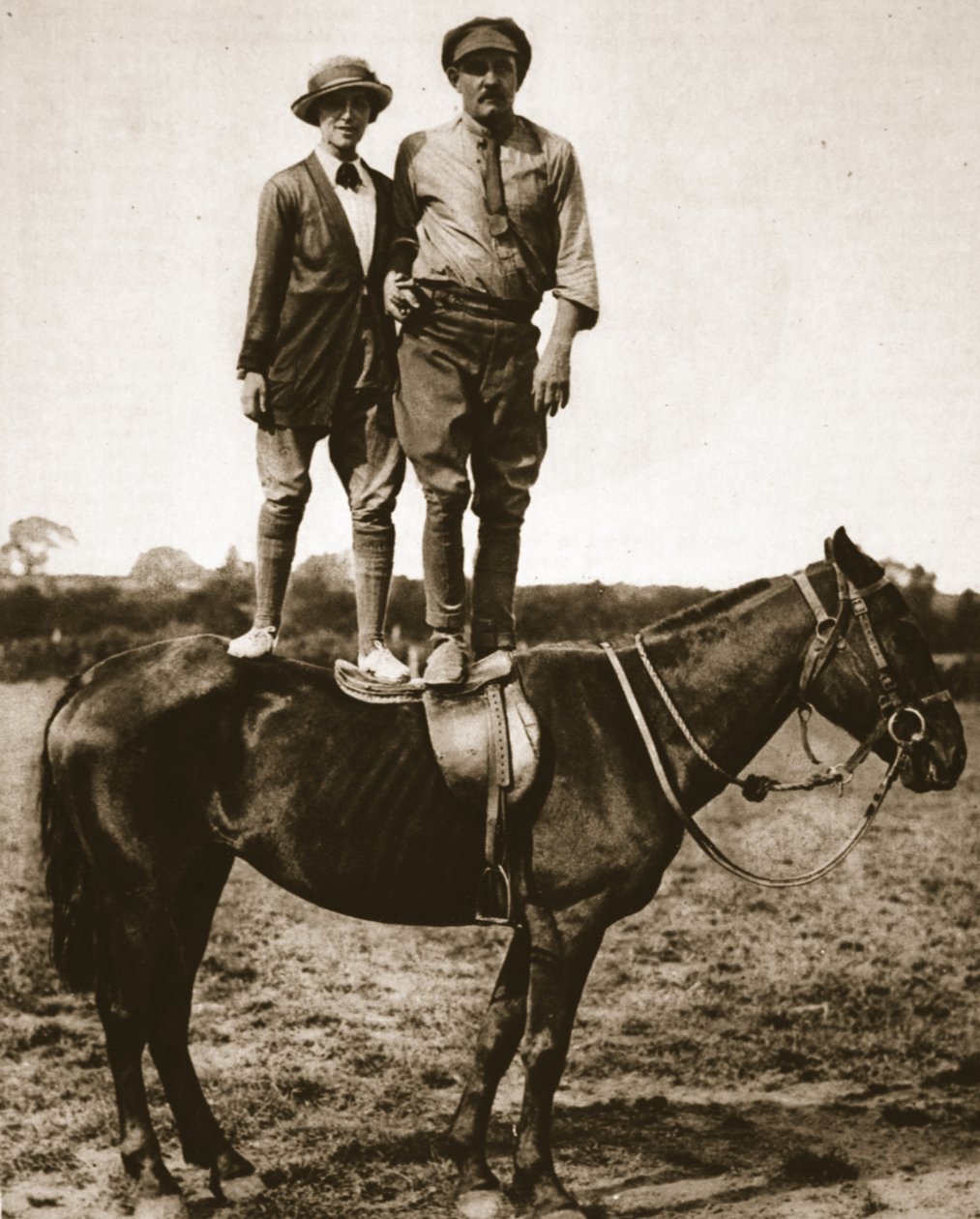Een rekruut trainen: Luitenant Mike Rimington, een vrouwelijke leerling en een paard door English Photographer