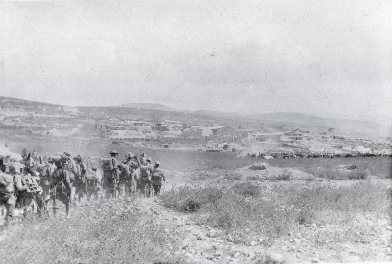 Troepen marcheren over een vlakte in Mesopotamië tijdens de Eerste Wereldoorlog, uit een album samengesteld door Lt. Kindom door English Photographer