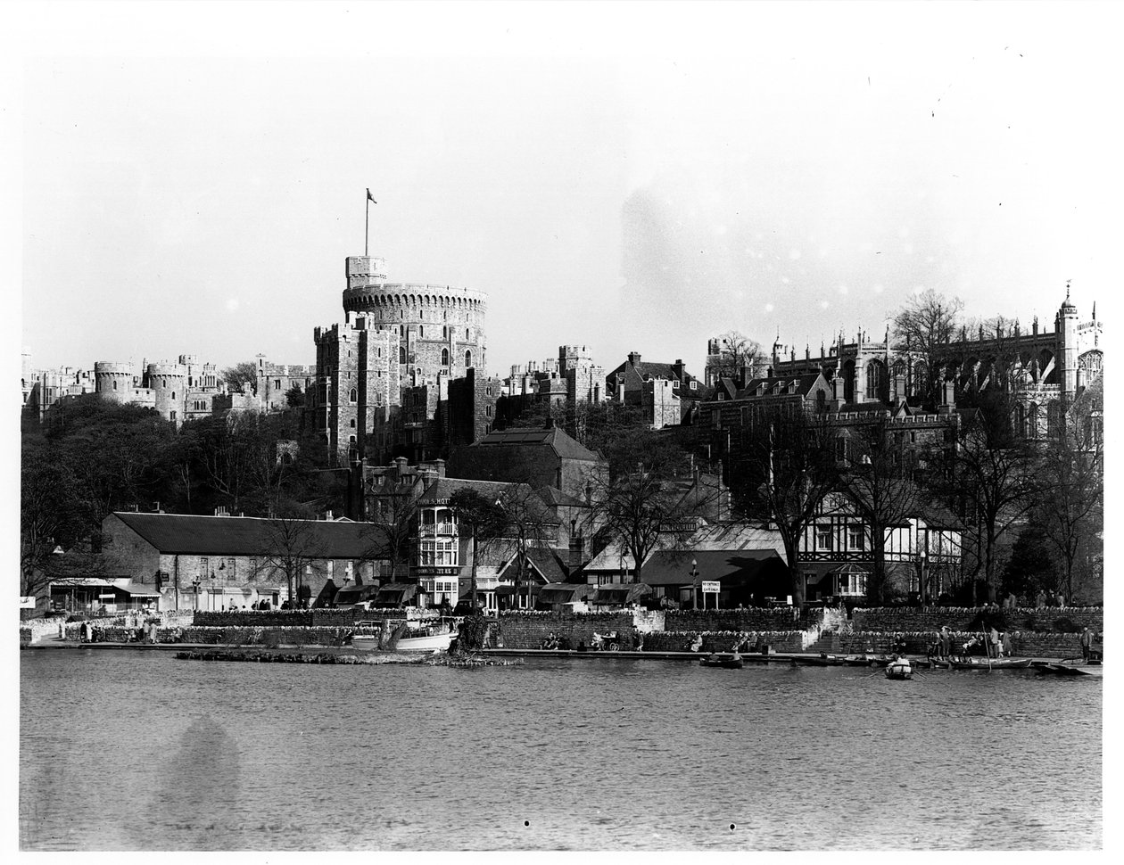 Uitzicht op Windsor Castle, over de rivier de Theems door English Photographer