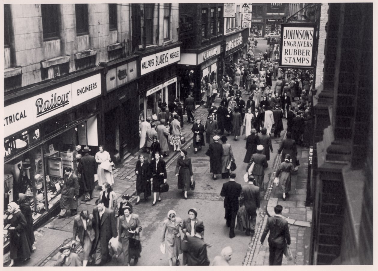 Uitzicht op winkelend publiek in Trinity Street, Leeds, 1956 door English Photographer