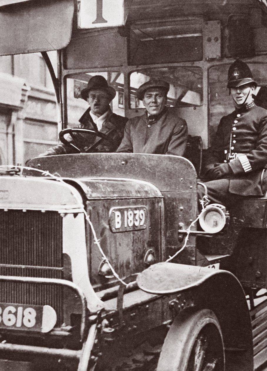 Vrijwillig transport en hun politiebescherming, mei 1926 door English Photographer